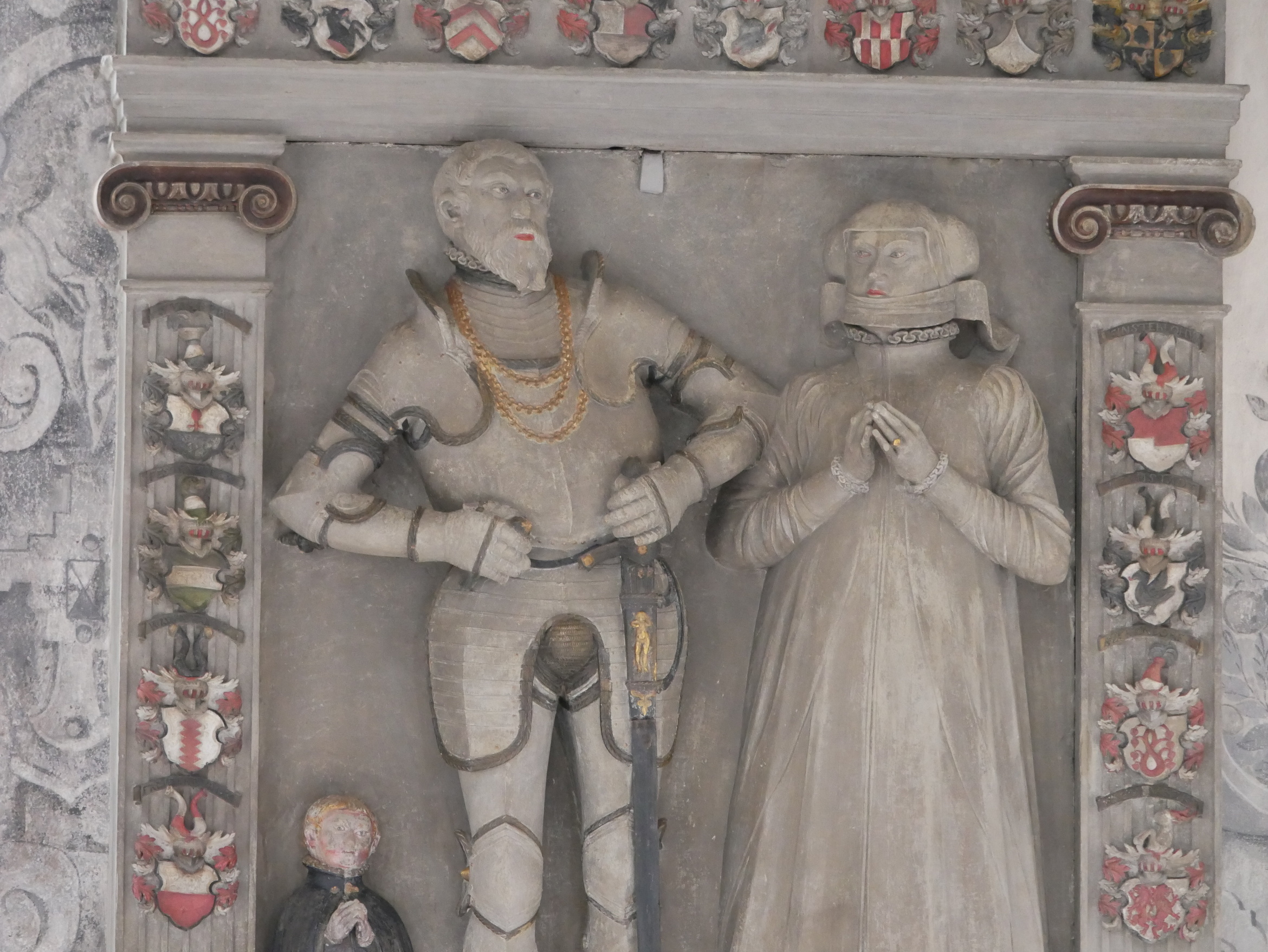 Auf diesem Epitaph ist Karl von Schaumberg zu sehen, der trotz reformatorischer Neigung von 1550 bis 1952 bischöflicher Amtman in Münnerstadt war.