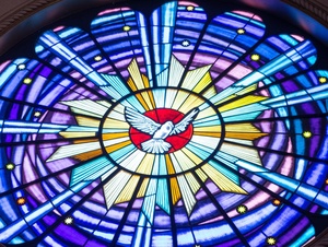 Kirchenfenster mit der Heilig-Geist-Taube