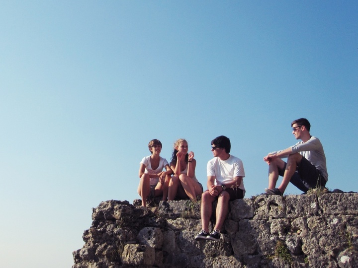 Jugendliche auf einem Felsen.